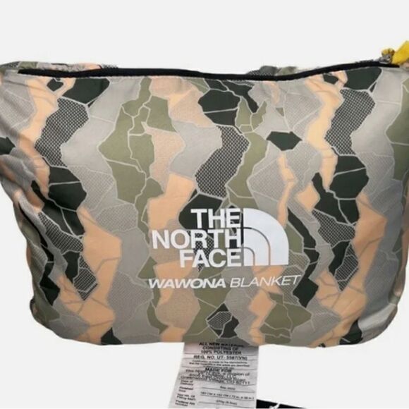 The North Face Wawona wearable Fuzzy Blanket/snuggie nwt New With Tags - Picture 10 of 13